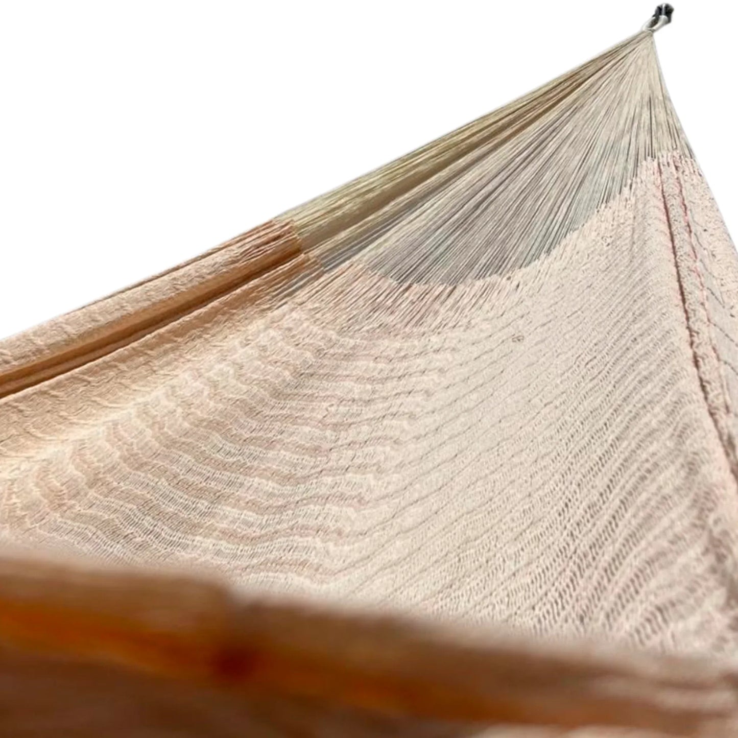 Interior de hamaca Yucateca artesanal de algodón suave modelo Beige mostrando el tejido y el brazo