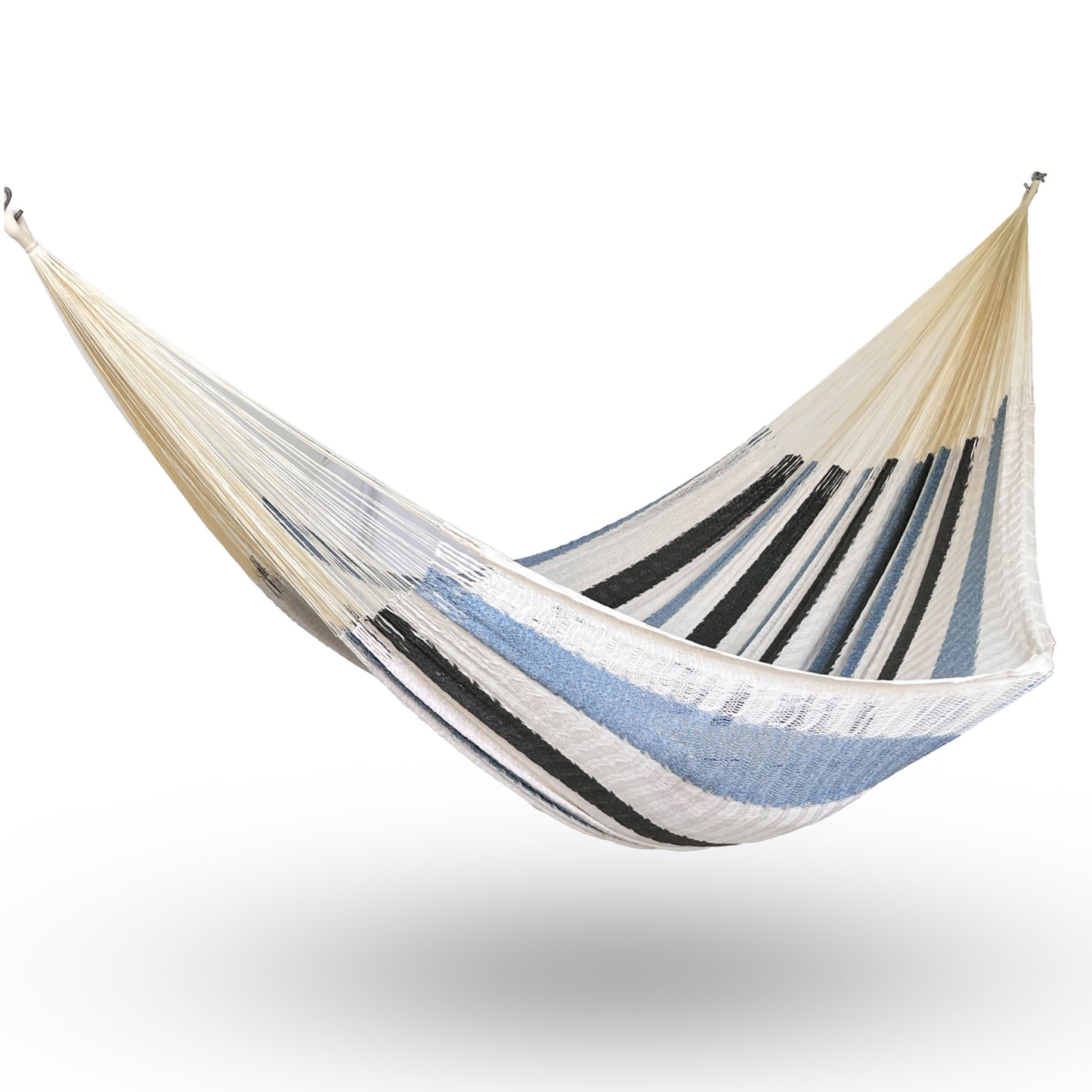 Hamaca Yucateca artesanal de algodón suave color blanco colgada y abierta