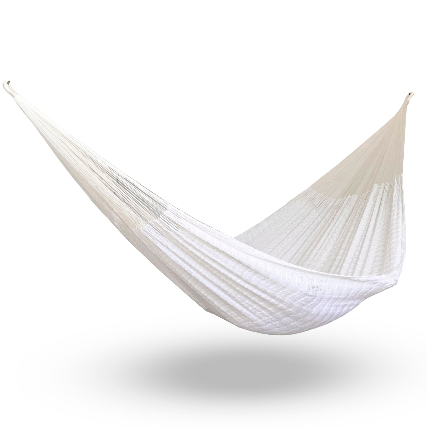 Hamaca Yucateca artesanal de algodón suave color blanco colgada y abierta