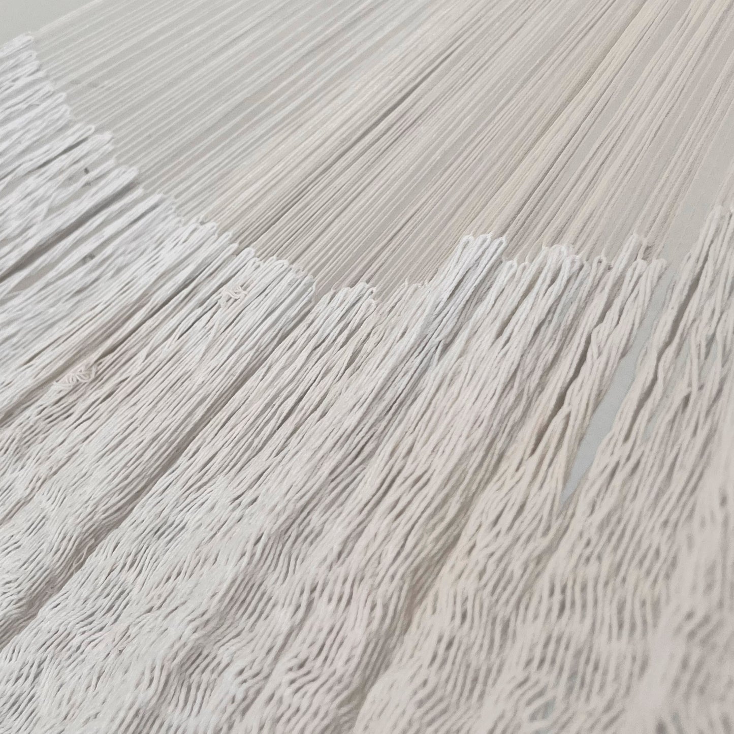 Unión entre cuerpo y brazo de hamaca Yucateca artesanal de algodón suave color blanco