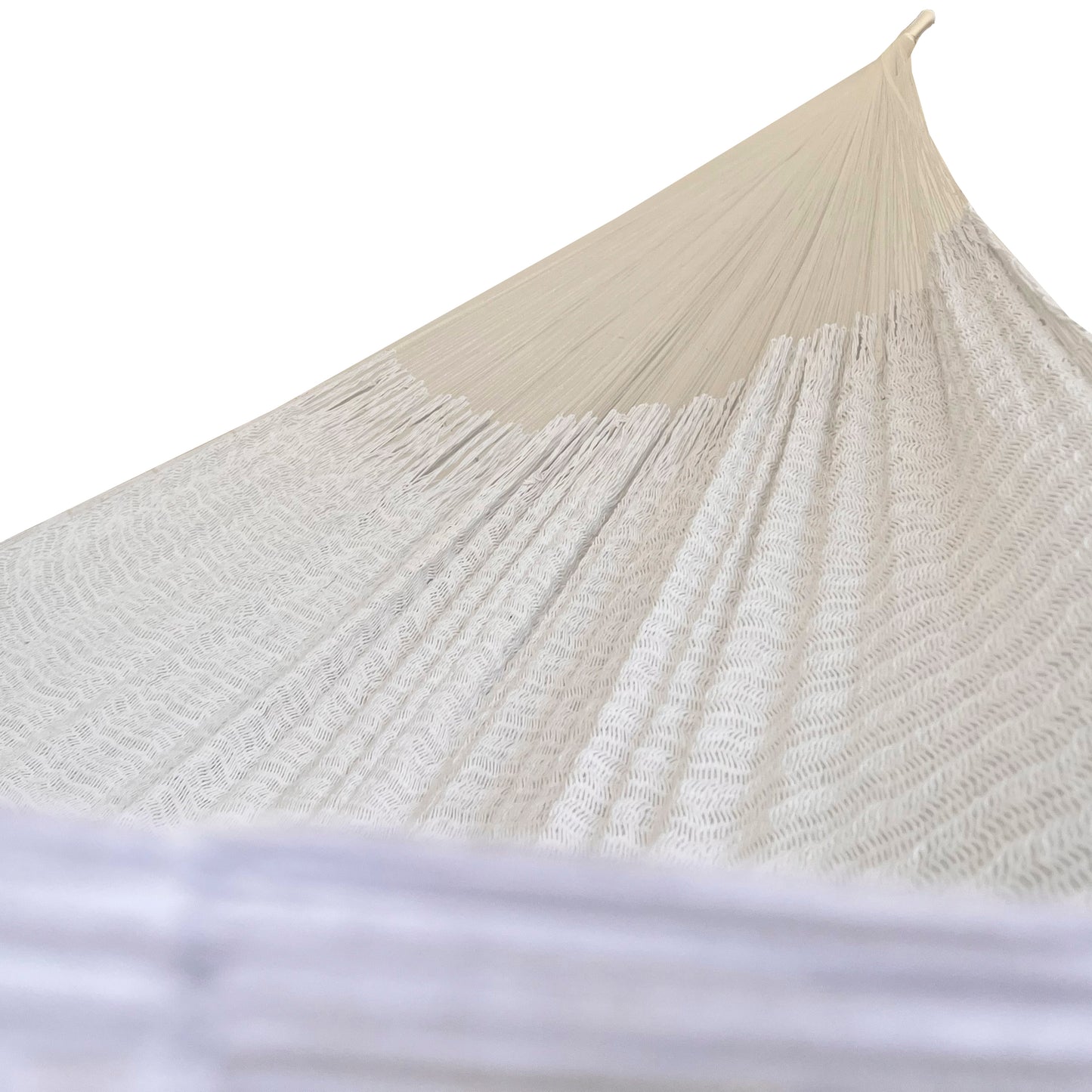 Interior mostrando brazo y tejido de hamaca Yucateca artesanal de algodón suave color blanco