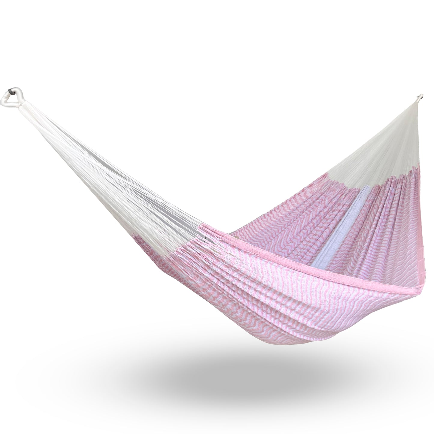 Hamaca Yucateca artesanal de algodón suave color blanco y rosa claro colgada y abierta
