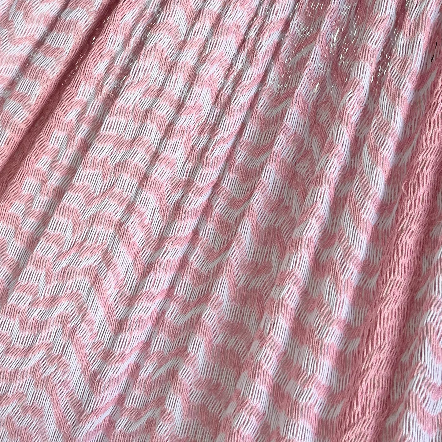 Detalle del tejido de algodón suave de la hamaca Yucateca artesanal blanco y rosa claro