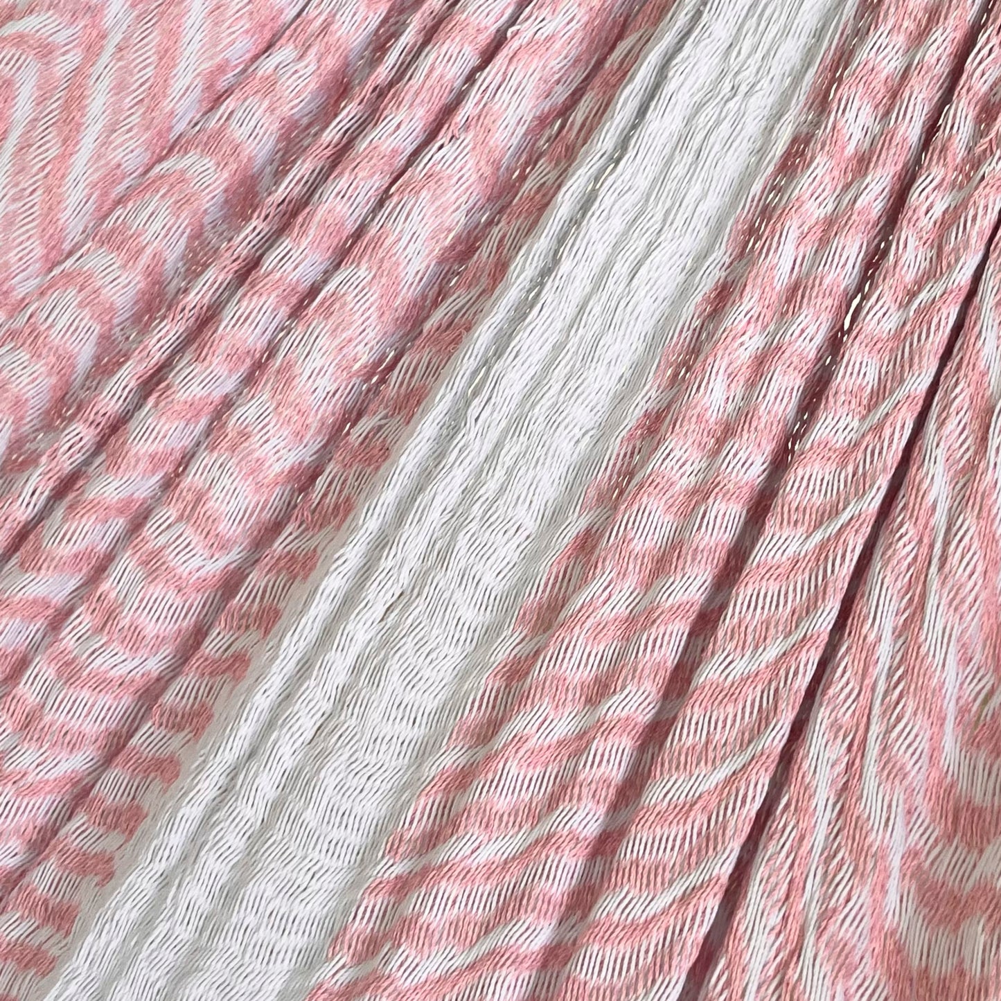 Detalle del tejido de algodón suave de la hamaca Yucateca artesanal blanco y rosa claro