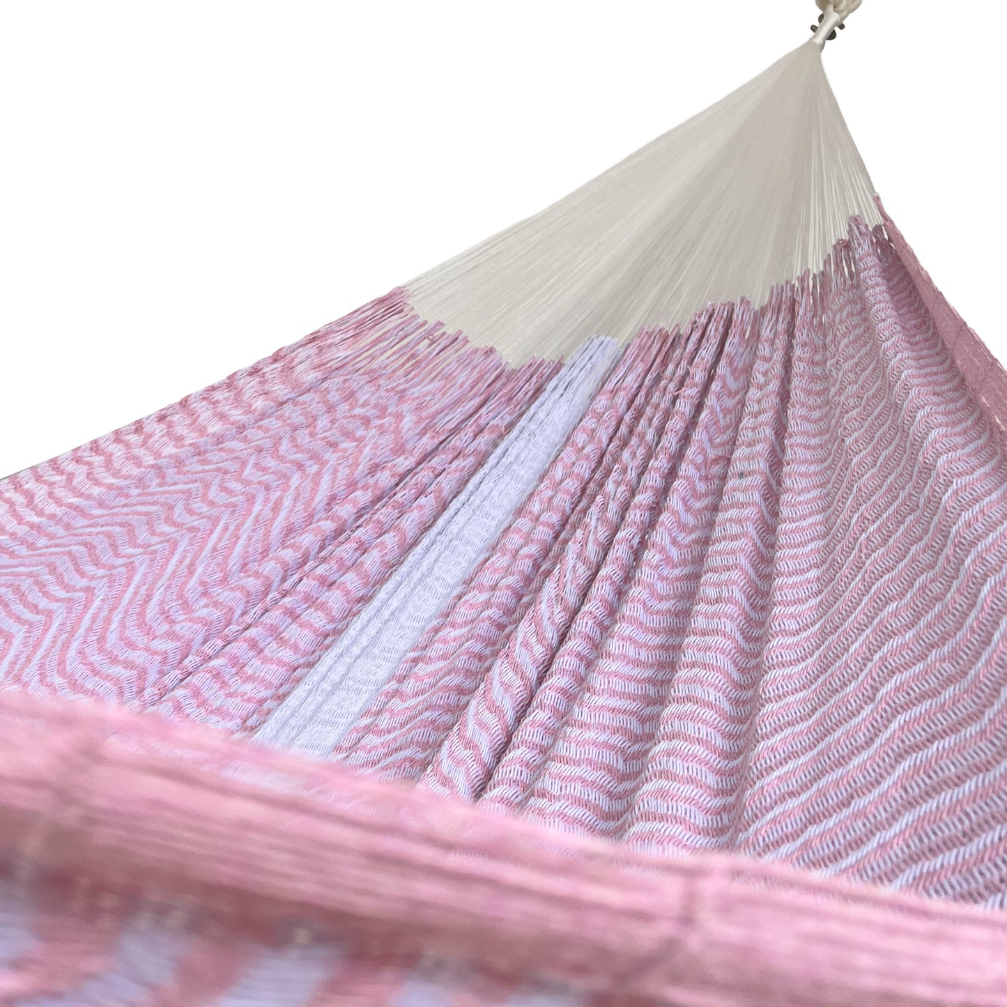 Interior mostrando brazo y tejido de hamaca Yucateca artesanal de algodón suave color blanco y rosa claro