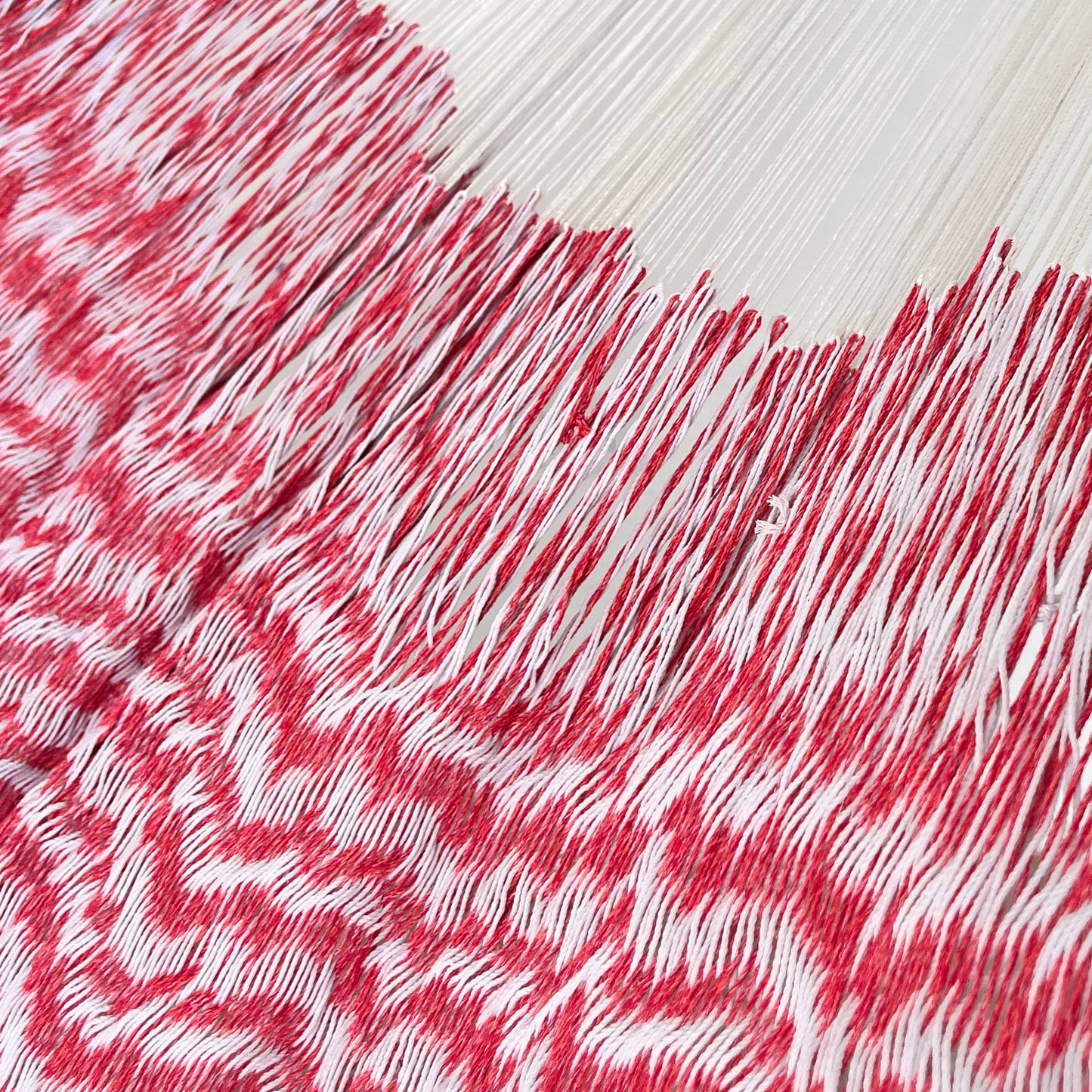 Unión entre cuerpo y brazo de hamaca Yucateca artesanal de algodón suave color blanco y rosa
