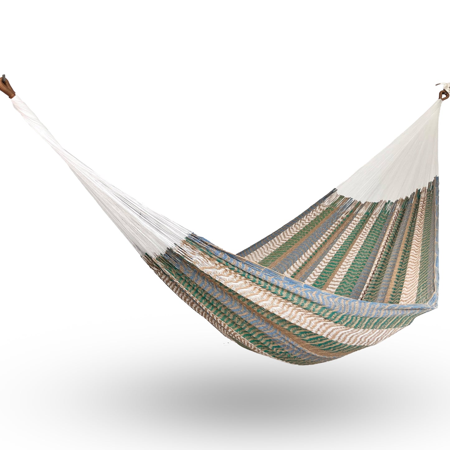 Hamaca Yucateca artesanal de algodón suave color dorado colgada y abierta
