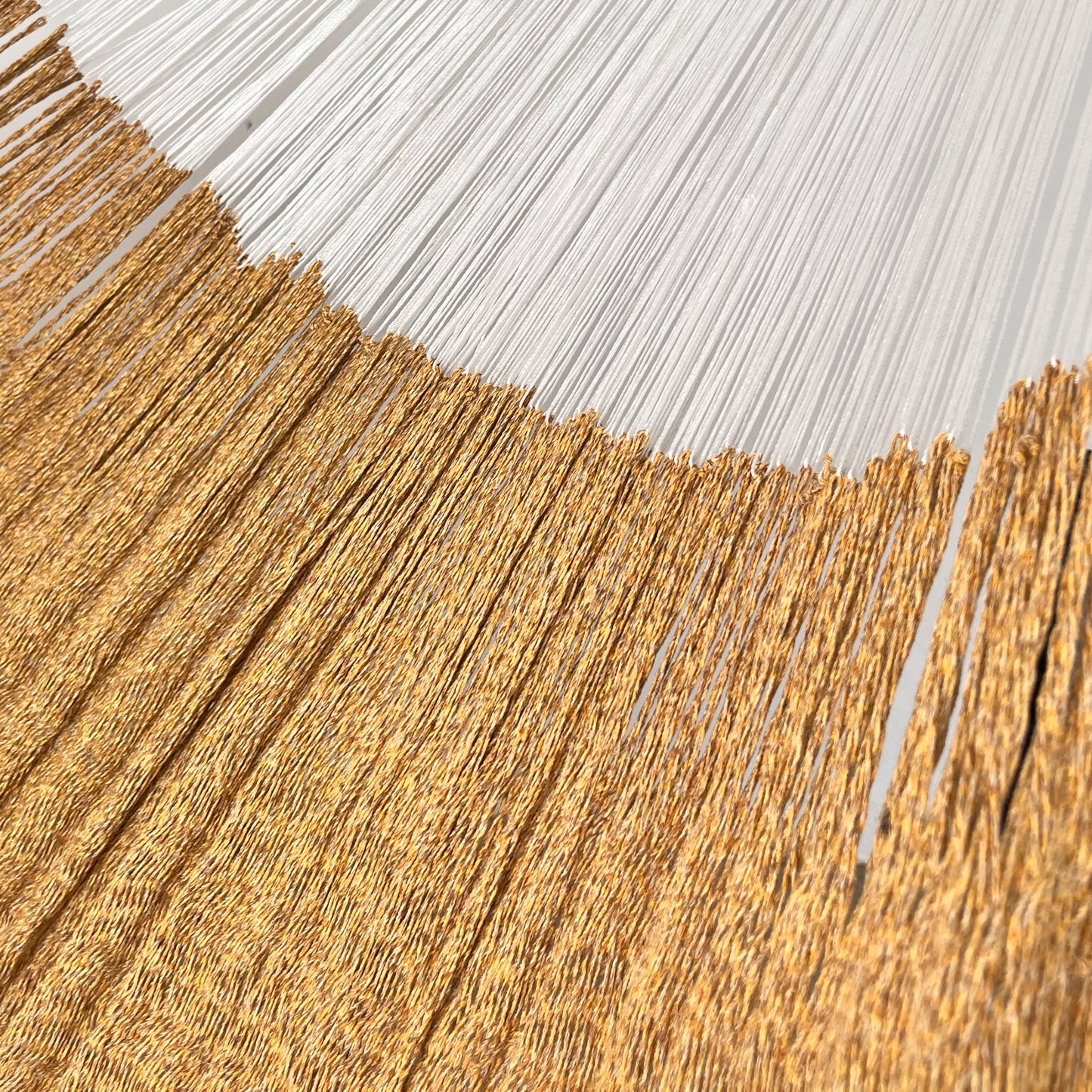 Unión entre cuerpo y brazo de hamaca Yucateca artesanal de algodón suave color dorado