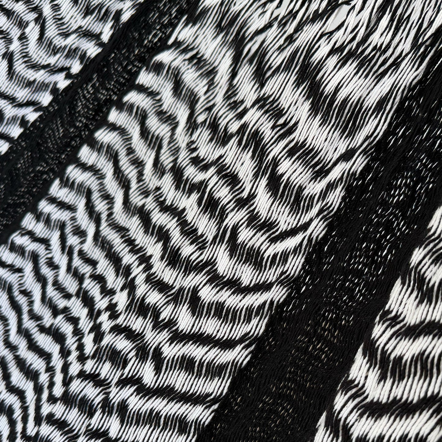 Detalle del tejido de algodón suave de la hamaca Yucateca artesanal negro y blanco
