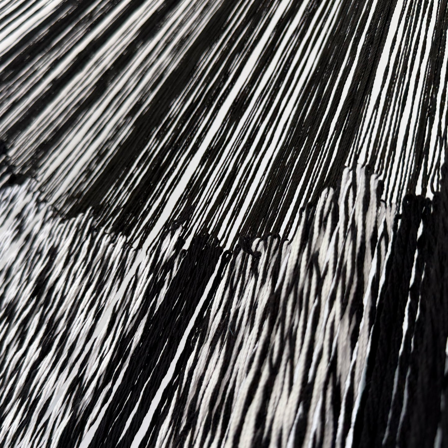 Unión entre cuerpo y brazo de hamaca Yucateca artesanal de algodón suave color negro y blanco