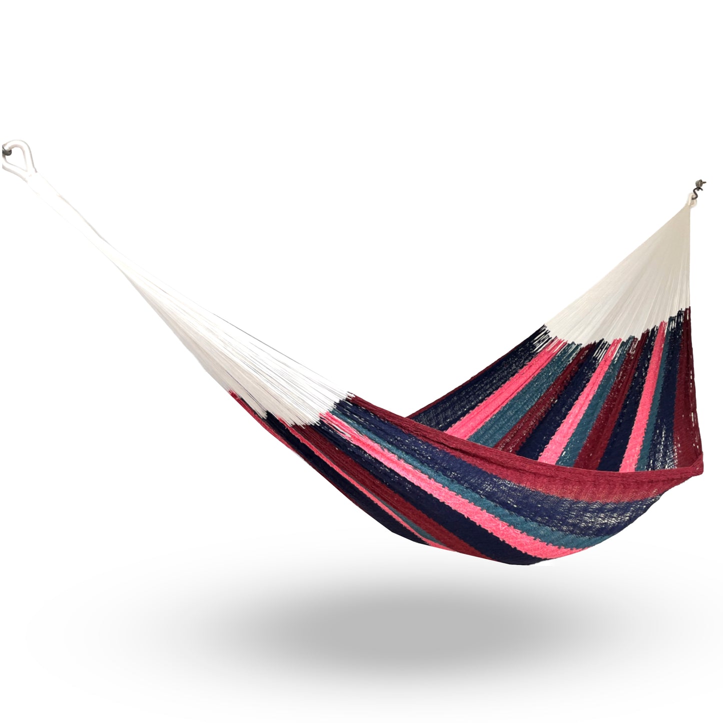 Hamaca Yucateca artesanal de algodón suave rayada multicolor colgada y abierta