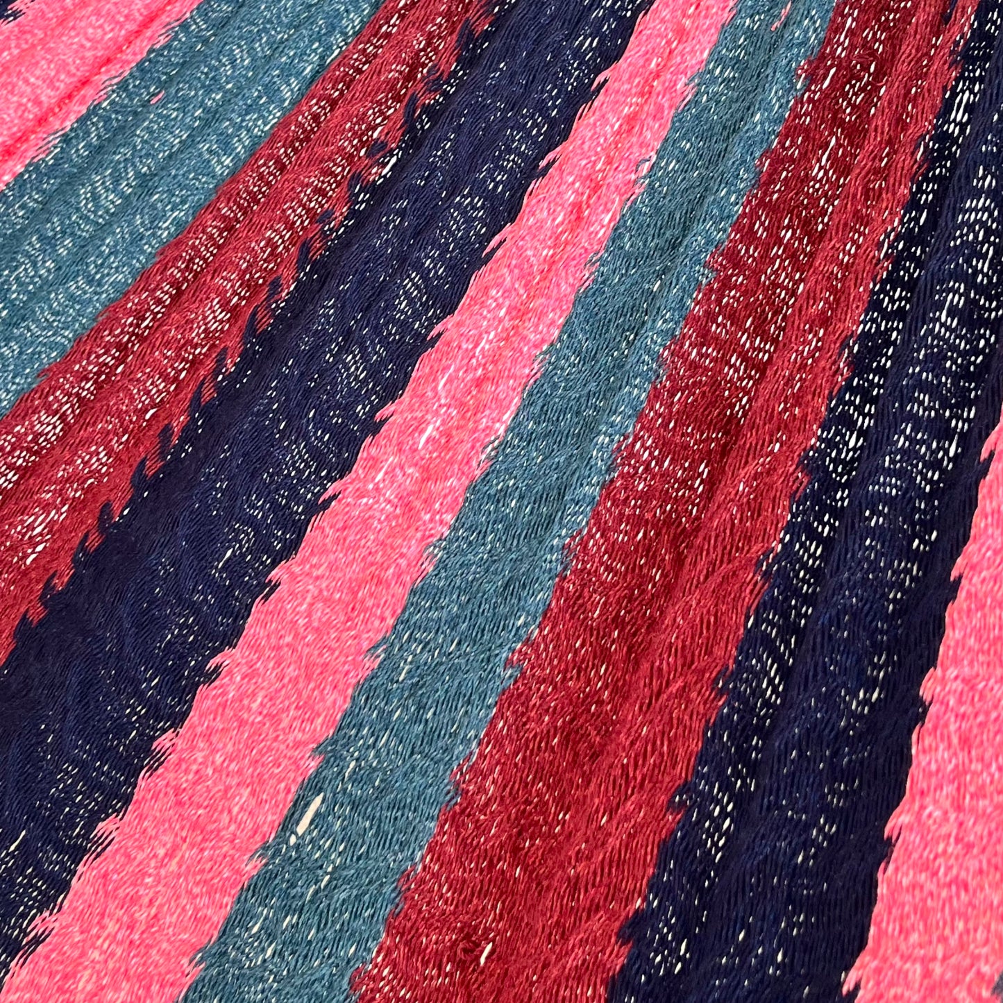 Detalle del tejido de algodón suave de la hamaca Yucateca artesanal rayada multicolor