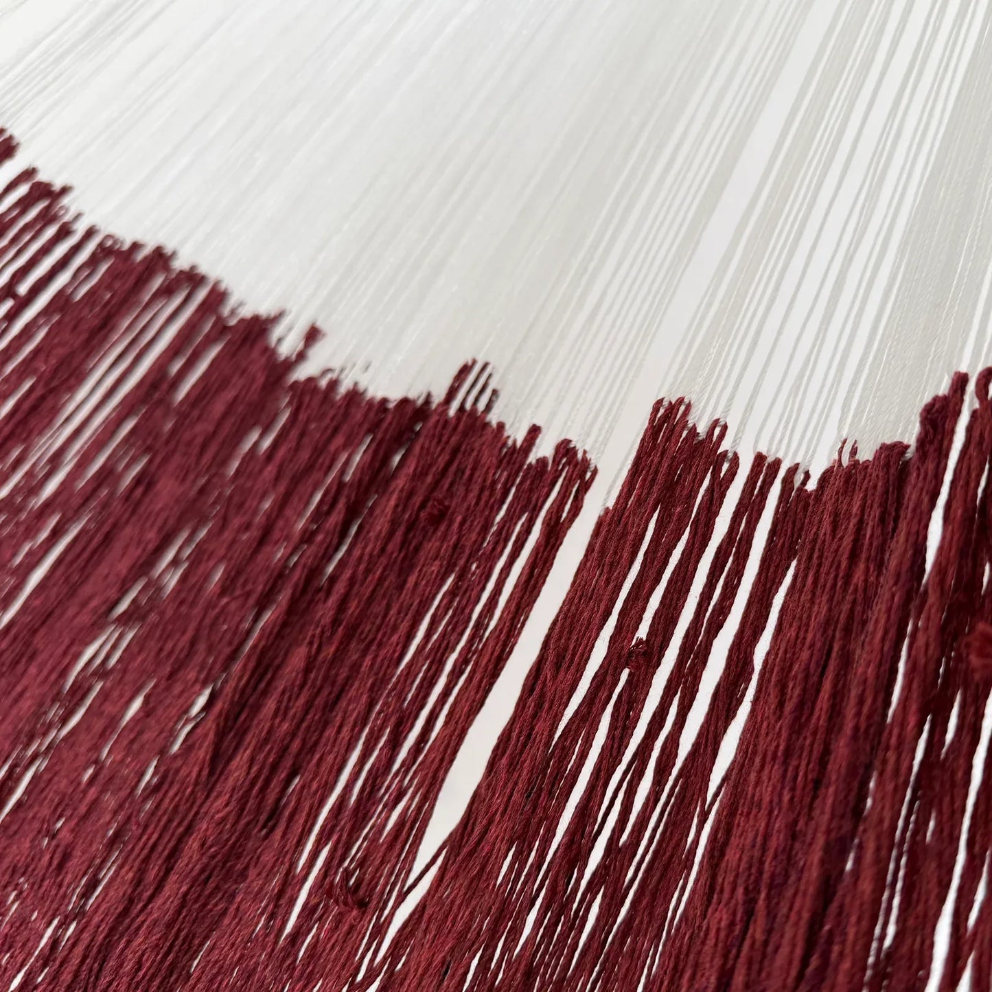 Unión entre cuerpo y brazo de hamaca Yucateca artesanal de algodón suave modelo Rojo Vino