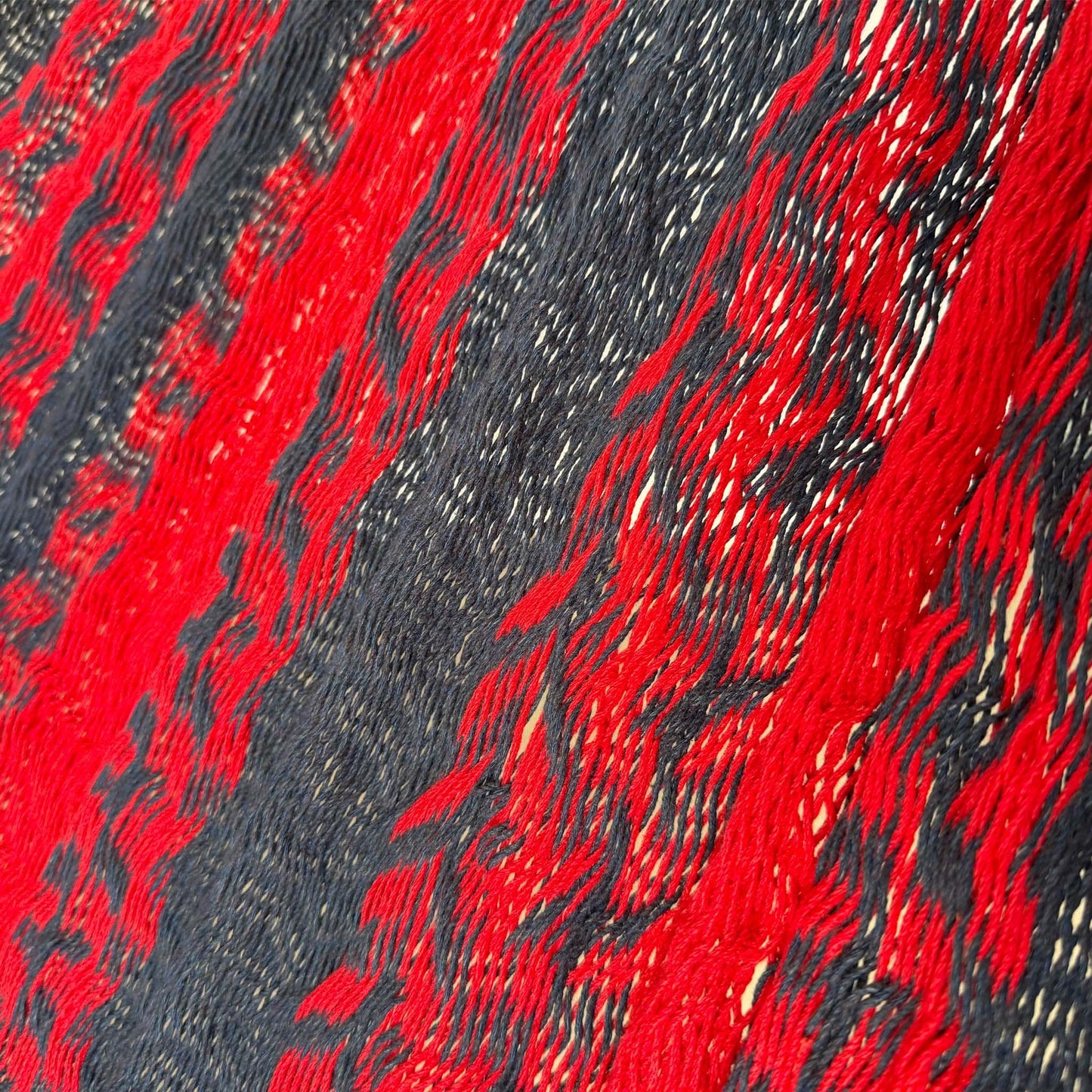 Detalle del tejido de algodón suave de hamaca Yucateca artesanal rojo y azul