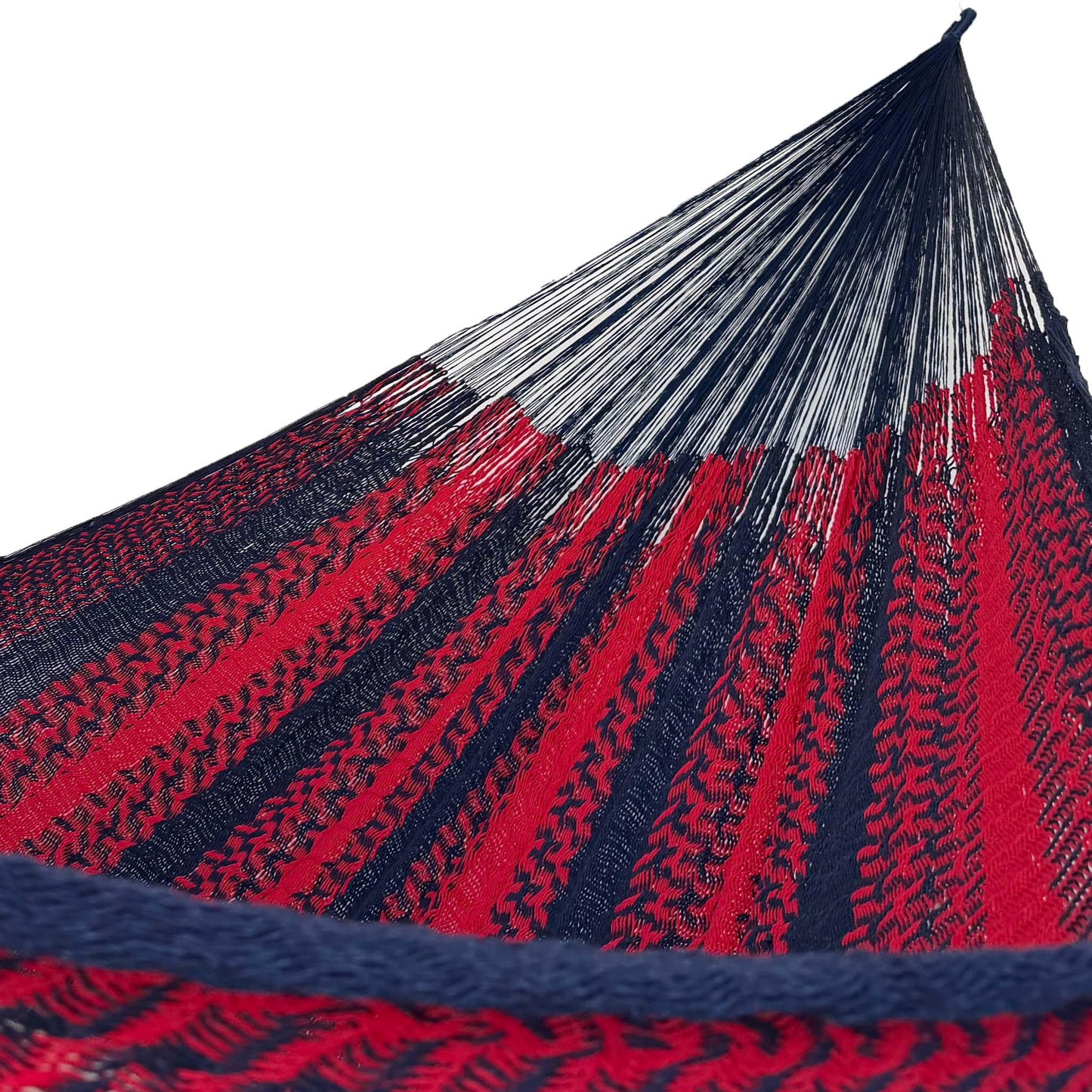 Interior de hamaca Yucateca de algodón suave rojo y azul mostrando el tejido y el brazo