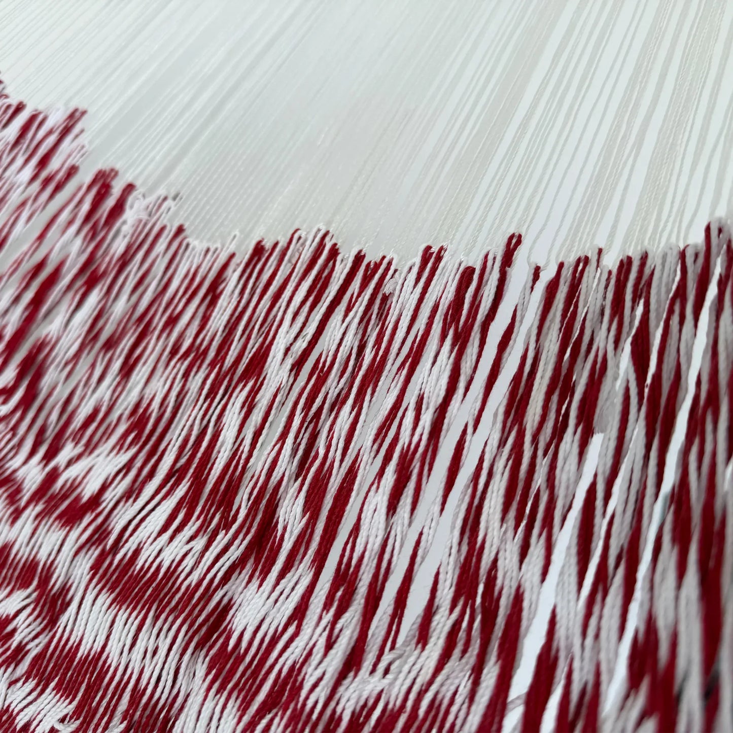 Unión entre el cuerpo y el brazo de hamaca Yucateca artesanal de algodón suave rojo y blanco