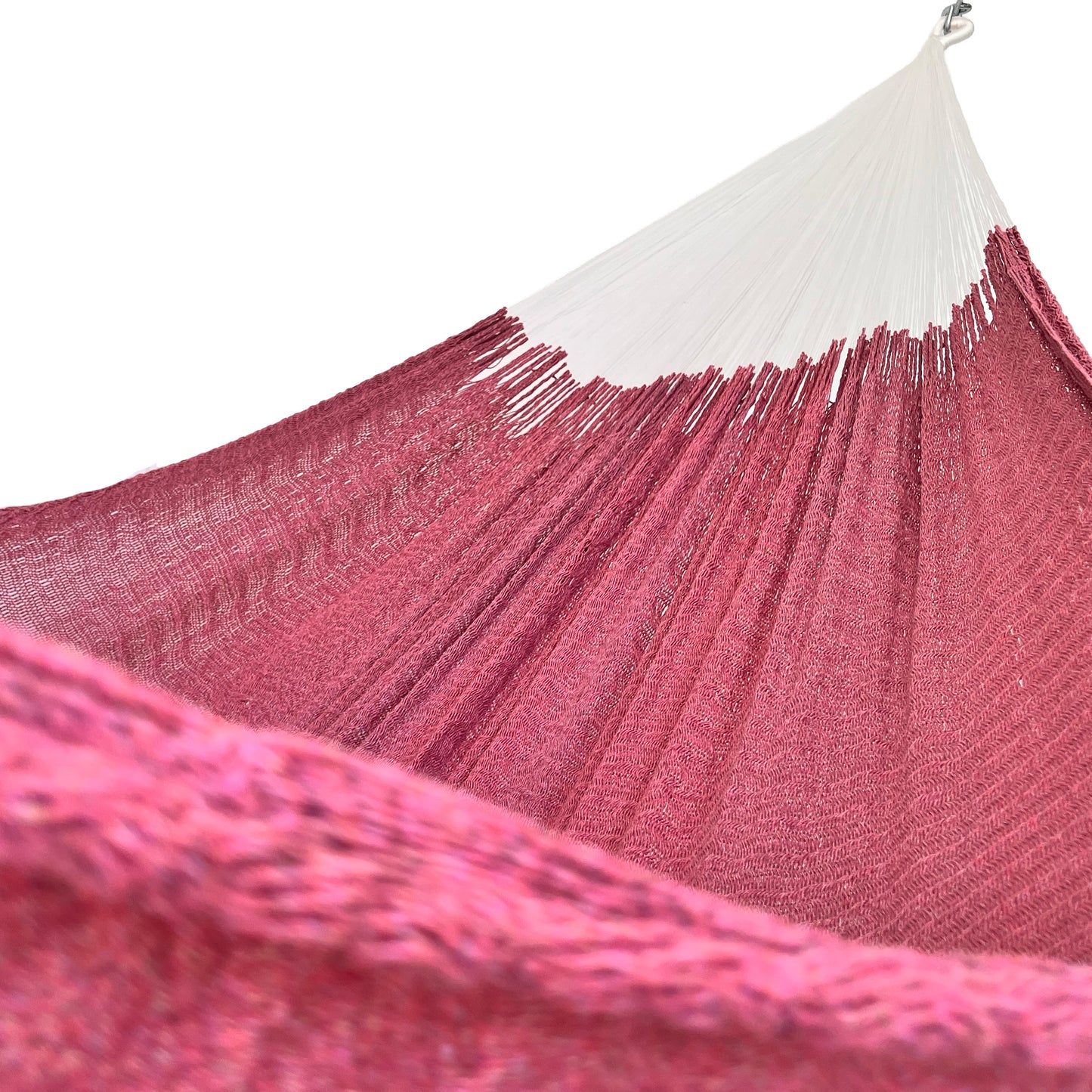 Interior mostrando brazo y tejido de hamaca Yucateca artesanal de algodón suave color rosa fuerte