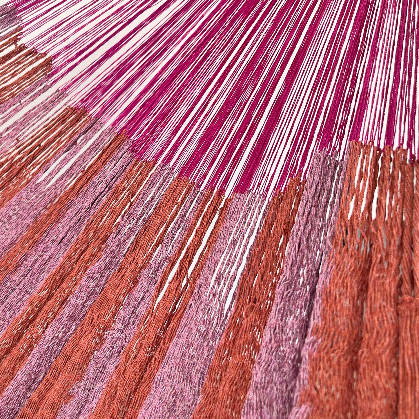 Unión entre cuerpo y brazo de hamaca Yucateca artesanal de algodón suave color rosa