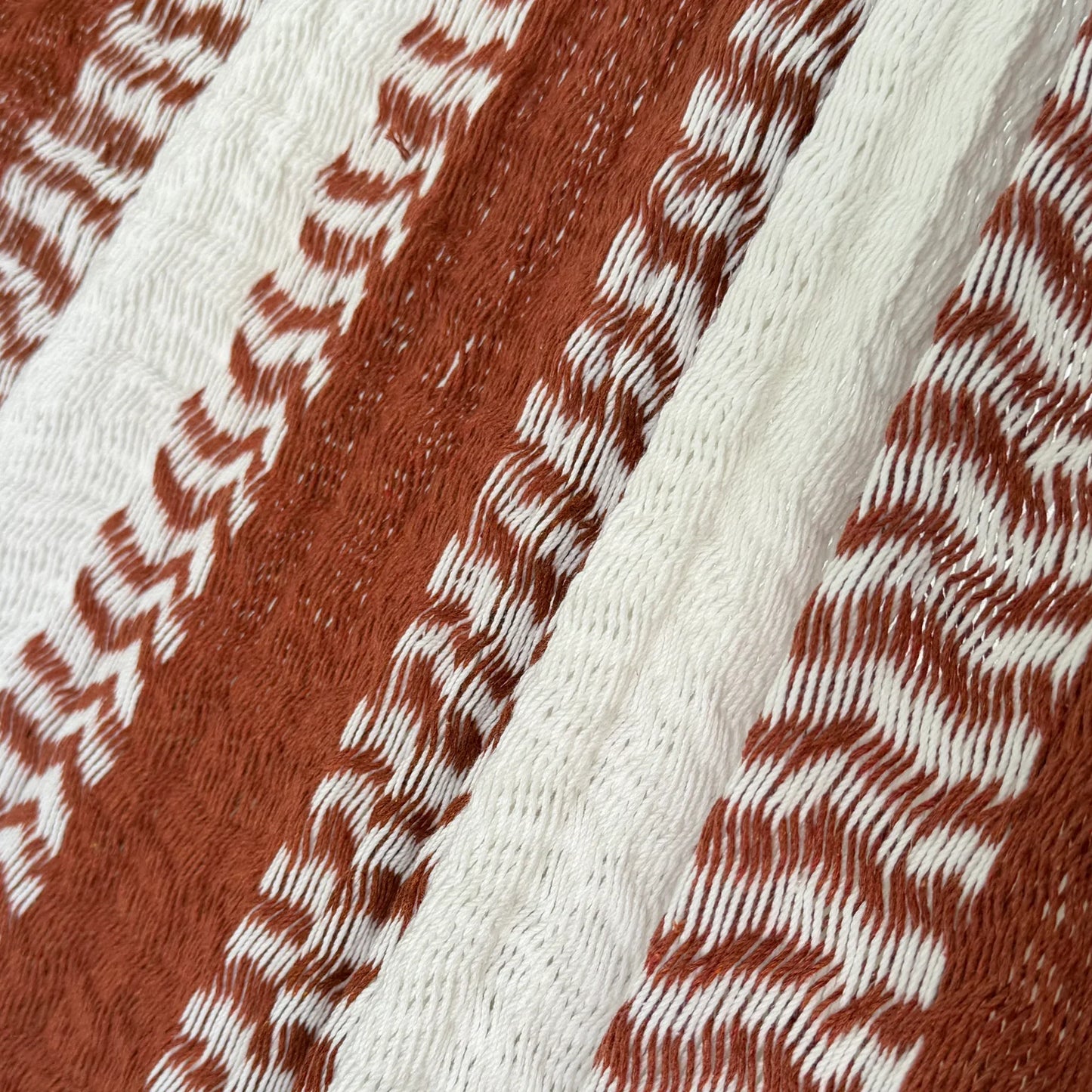 Detalle del tejido de algodón suave de hamaca Yucateca artesanal terracota y blanco