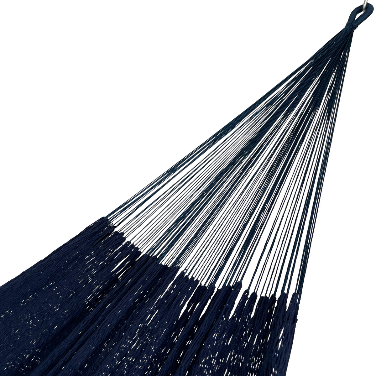 Detalle de los brazos de una hamaca yucateca artesanal azul, mostrando las cuerdas que conectan el tejido con el extremo de sujeción.