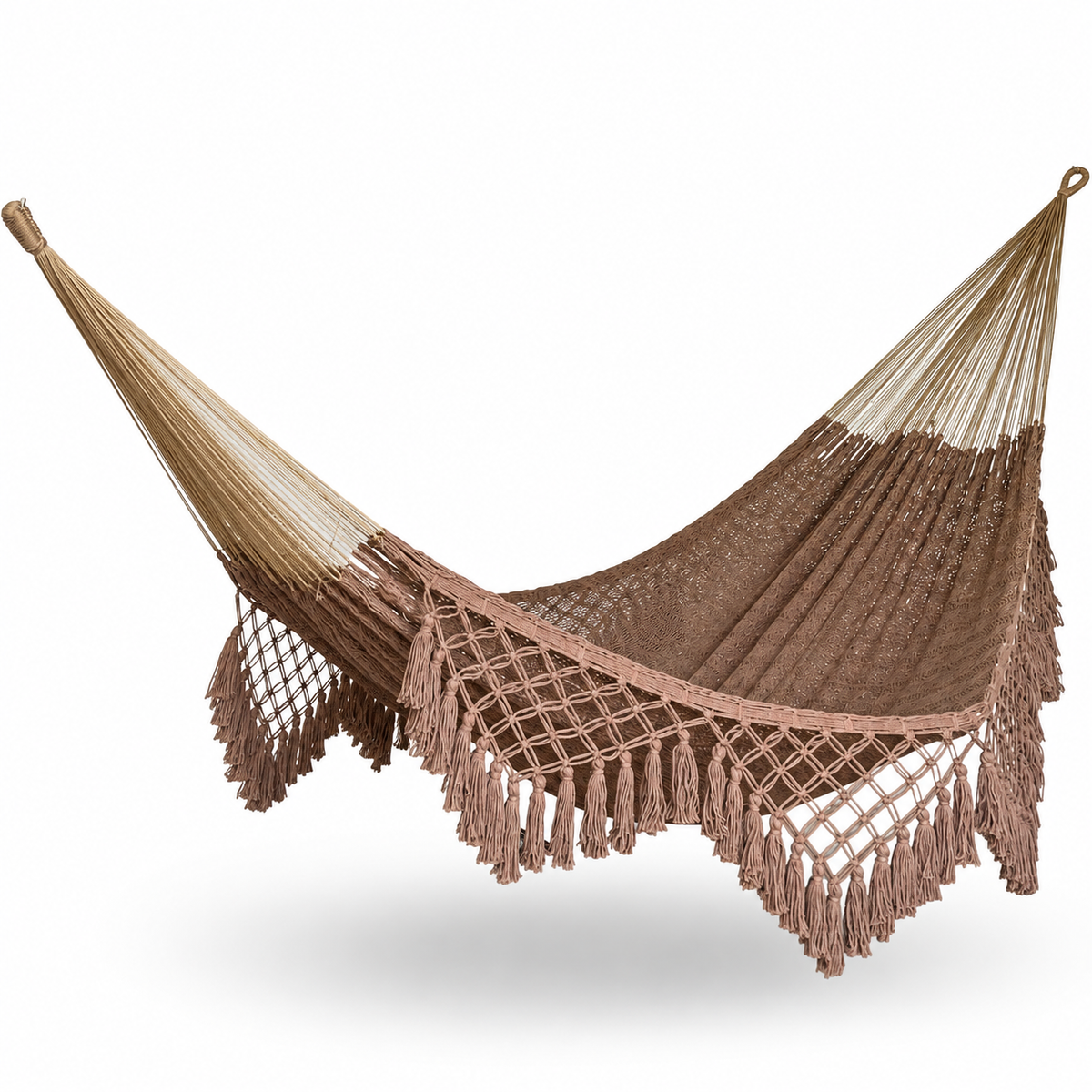 Hamaca yucateca artesanal de algodón con macramé color café colgada y abierta sobre fondo blanco