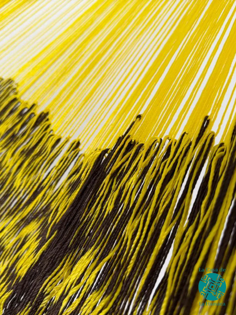 Unión entre el cuerpo y el brazo de hamaca Yucateca artesanal de hilo 18 de nylon amarillo y café