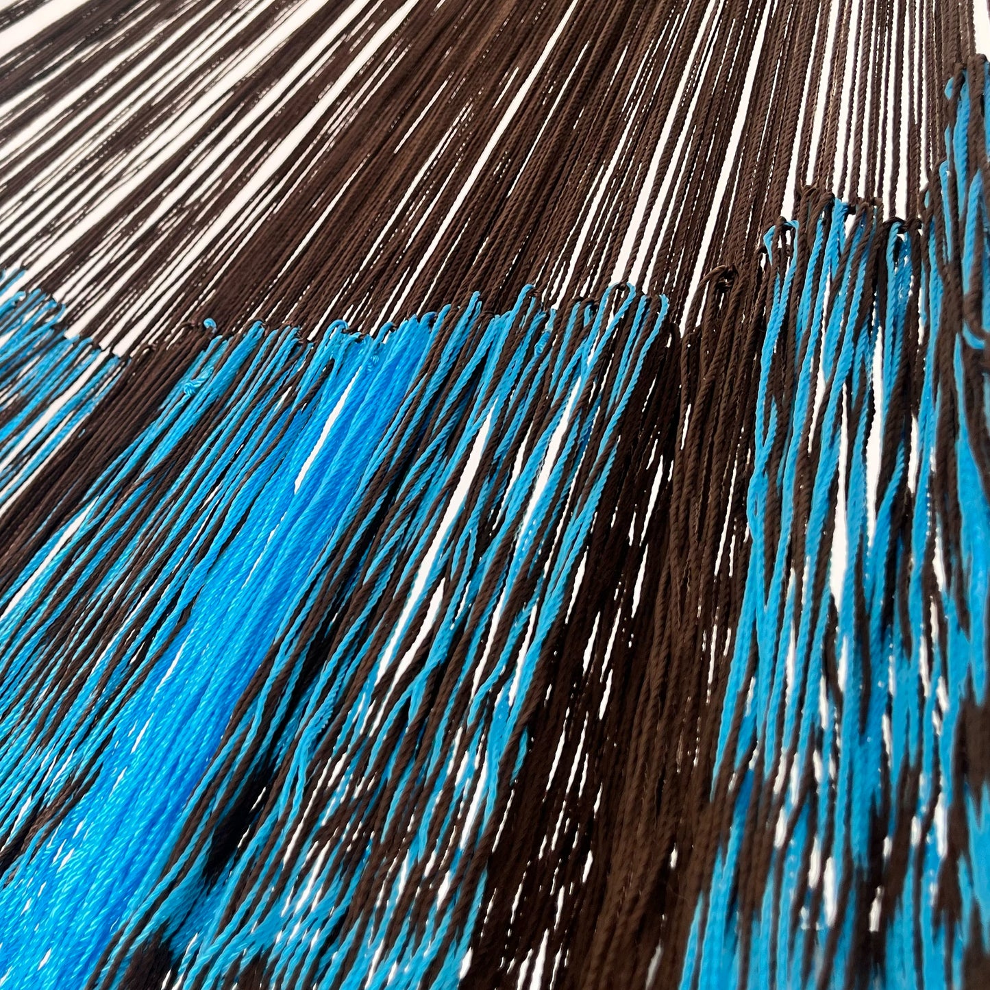 Unión entre el cuerpo y el brazo de hamaca Yucateca artesanal de hilo 18 de nylon azul claro y café