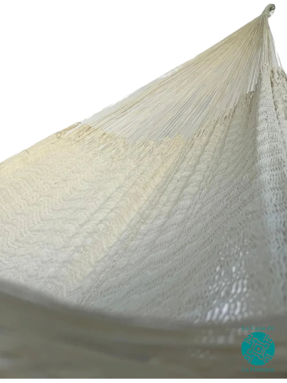 Interior de la Hamaca Yucateca artesanal de hilo 18 de nylon color beige, mostrando el tejido y brazo