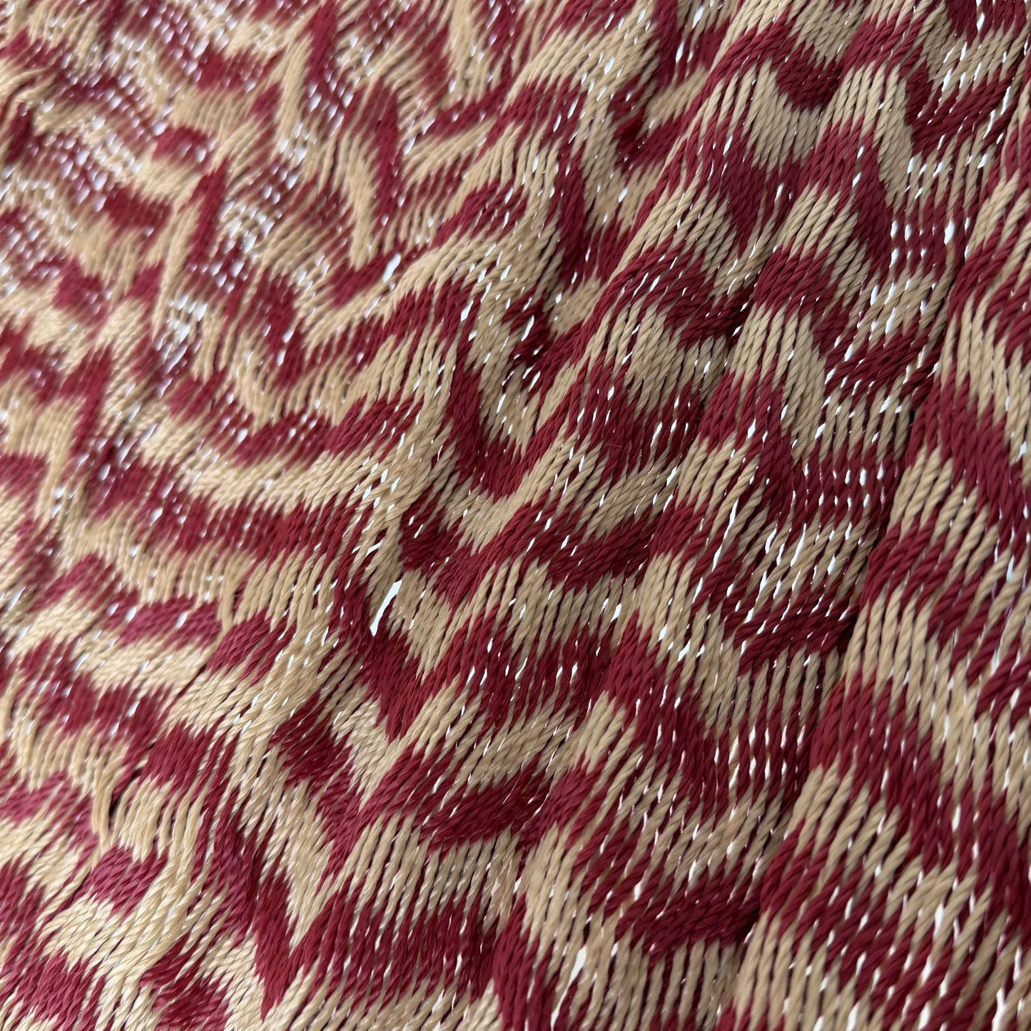 Detalle del tejido de hilo 18 de nylon de hamaca Yucateca artesanal rojo vino y café