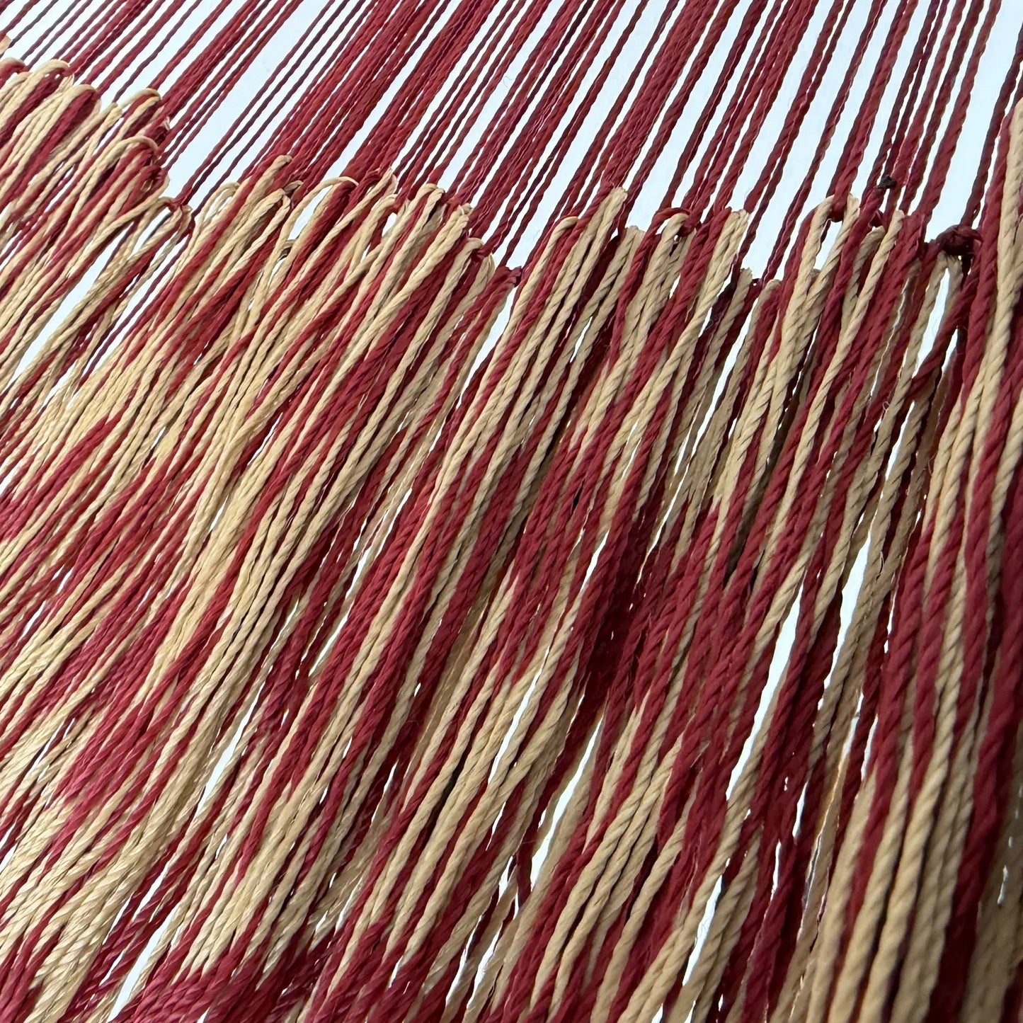 Unión entre el cuerpo y el brazo de hamaca Yucateca artesanal de hilo 18 de nylon rojo vino y café