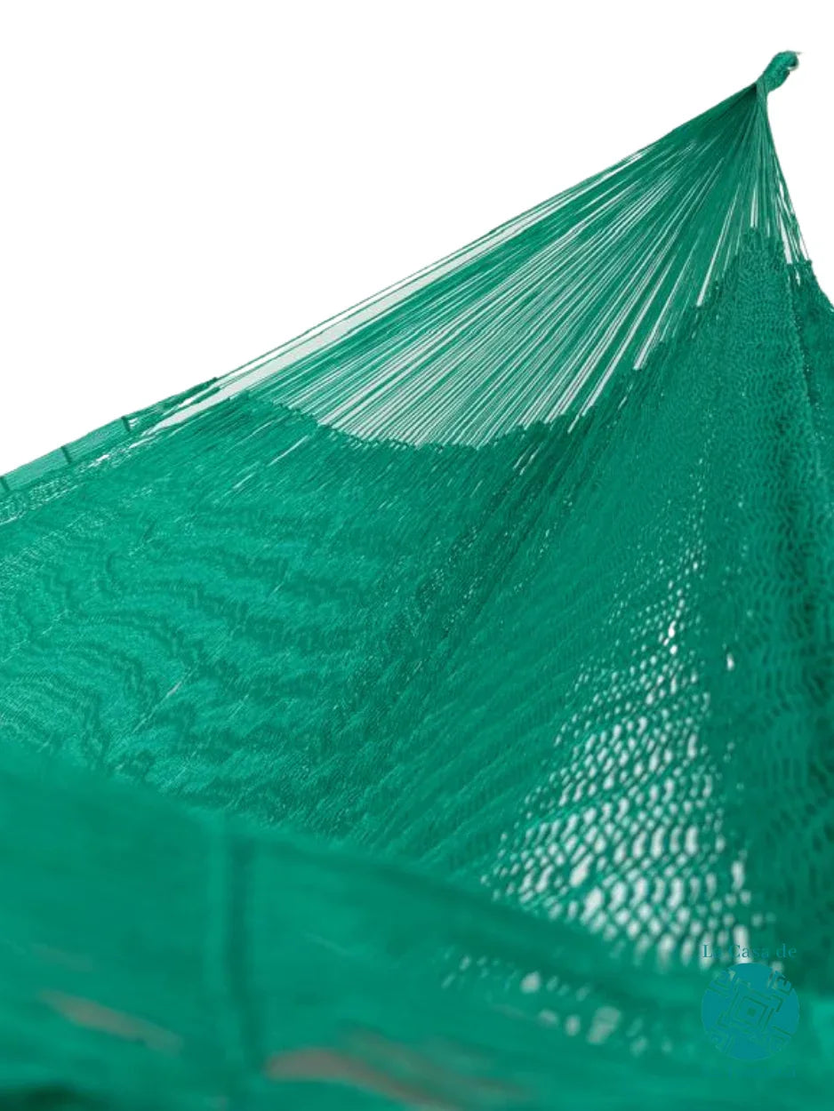 Interior de hamaca Yucateca de hilo 18 de nylon verde menta mostrando el tejido y el brazo
