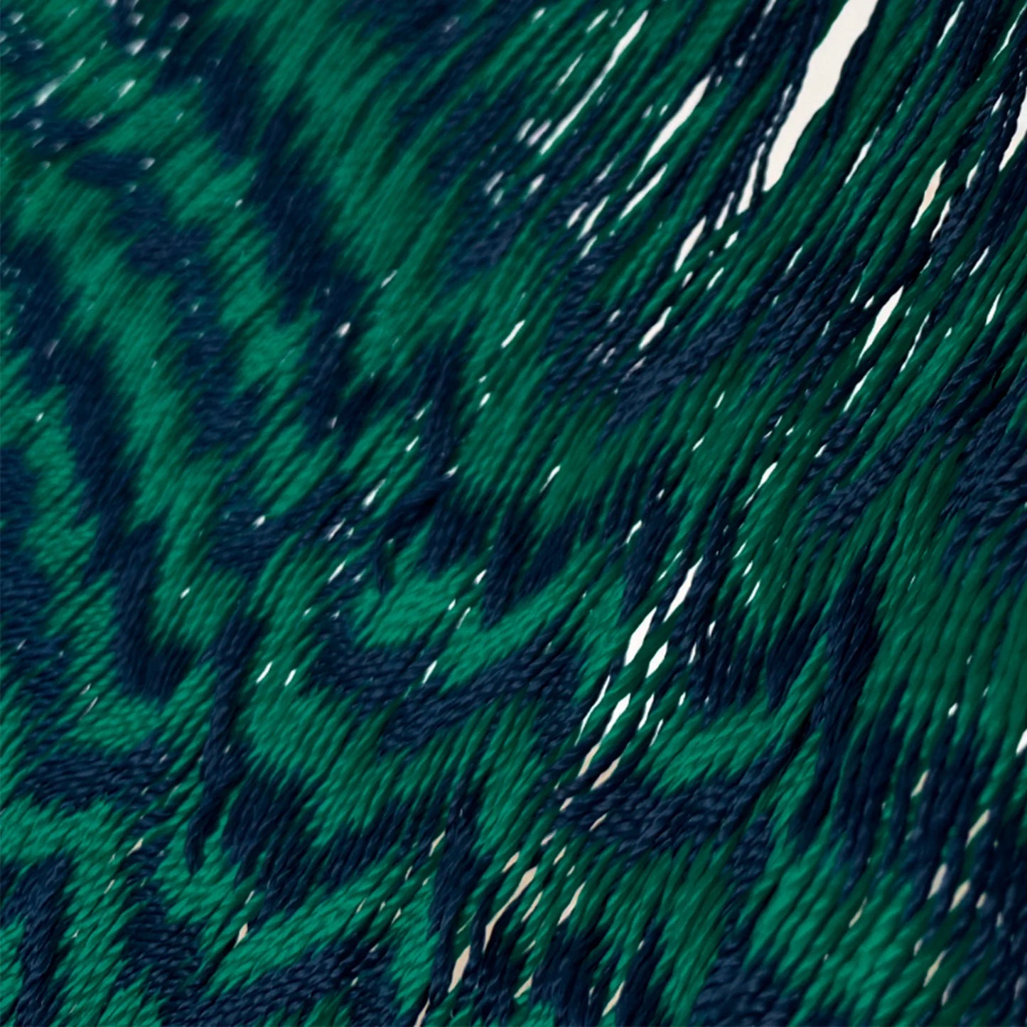 Detalle del tejido de hilo 18 de nylon de hamaca Yucateca artesanal verde oscuro y azul oscuro