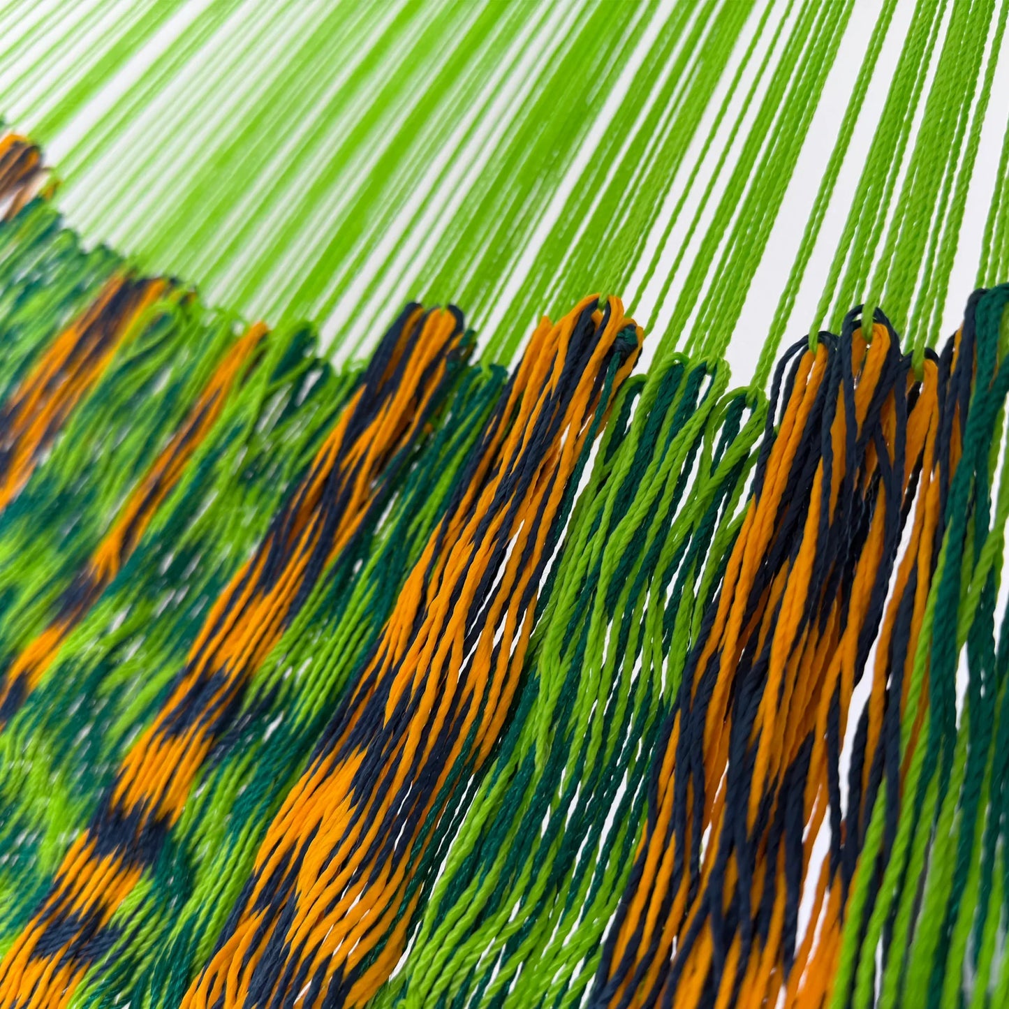 Unión entre el cuerpo y el brazo de hamaca Yucateca artesanal de hilo 18 de nylon verde y naranja