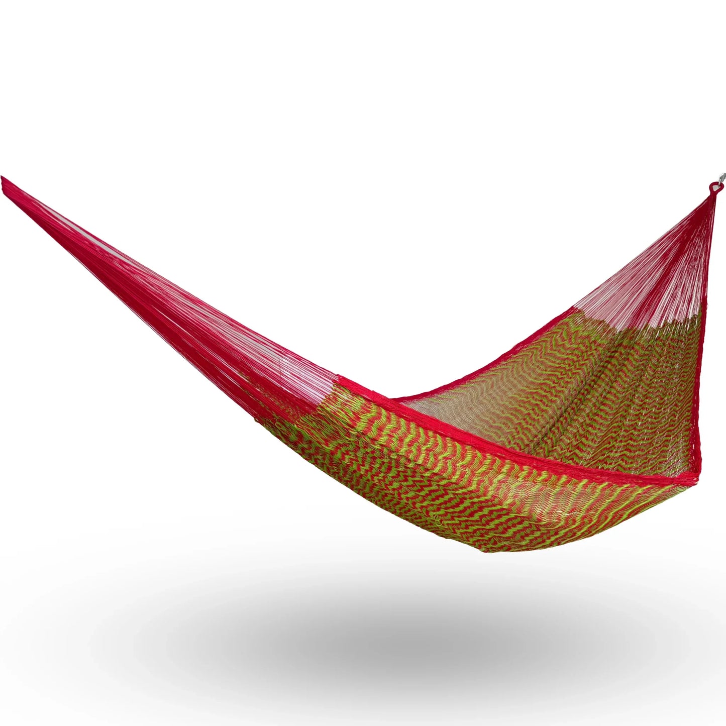 Hamaca Yucateca artesanal de hilo 18 de nylon colores verde y rojo colgada y abierta