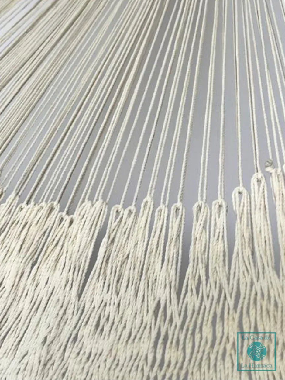Detalle de la unión entre el cuerpo y el brazo de la hamaca Yucateca artesanal de hilo grueso de nylon color beige