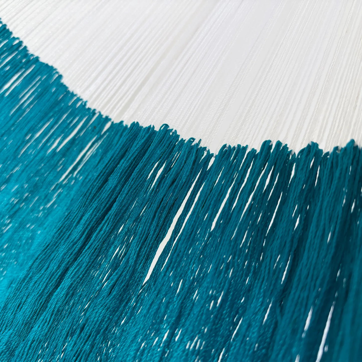 Unión entre el cuerpo y el brazo de hamaca Yucateca artesanal de nylon azul petróleo