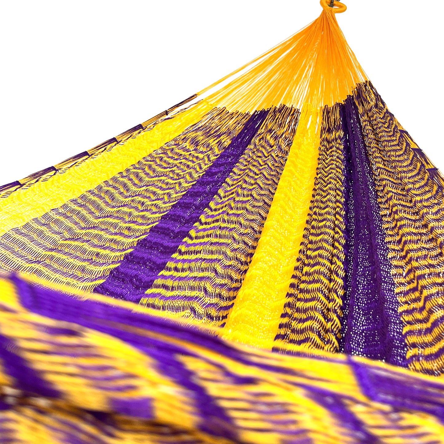 Interior mostrando brazo y tejido de hamaca Yucateca artesanal de nylon hilo 18 color amarillo y morado