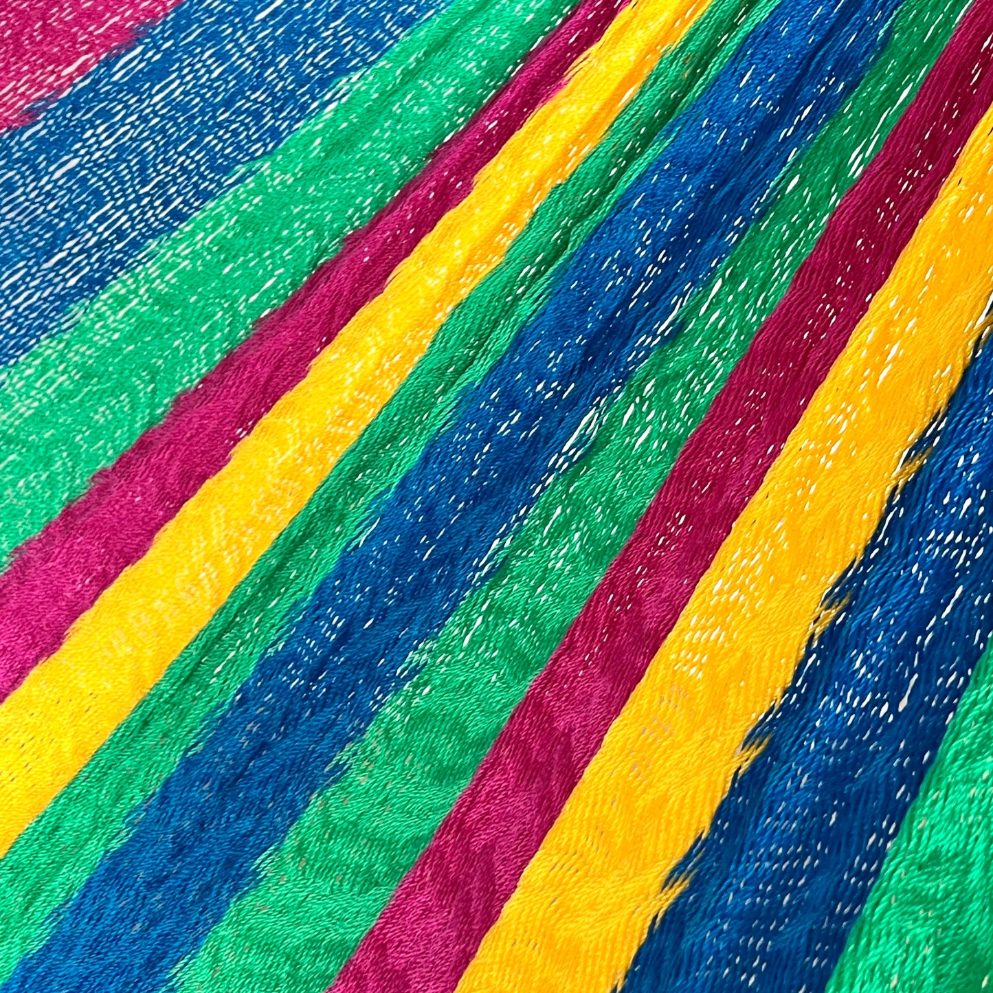 Detalle del tejido de nylon hilo 18 de la hamaca Yucateca artesanal arcoíris