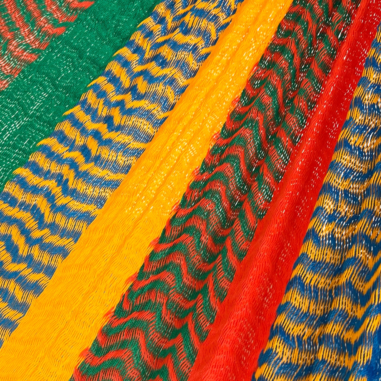 Detalle del tejido de nylon hilo 18 de la hamaca Yucateca artesanal arcoíris