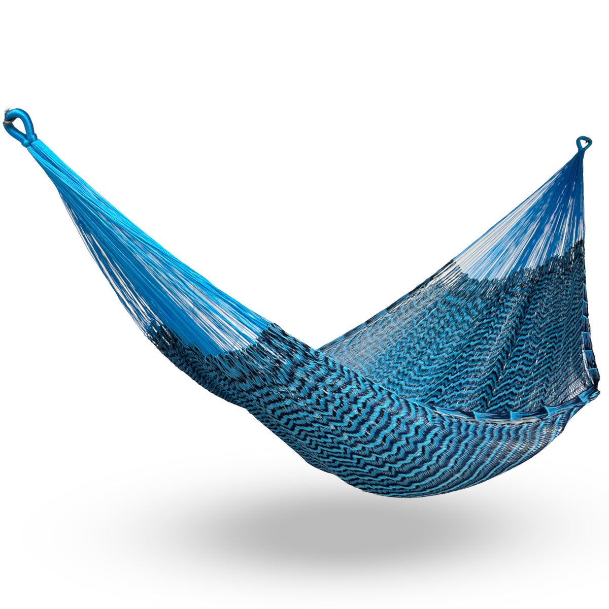 Hamaca Yucateca artesanal de nylon hilo 18 color azul claro y oscuro colgada y abierta