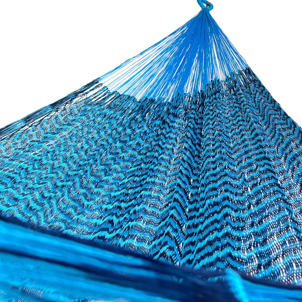 Interior mostrando brazo y tejido de hamaca Yucateca artesanal de nylon hilo 18 color azul claro y oscuro