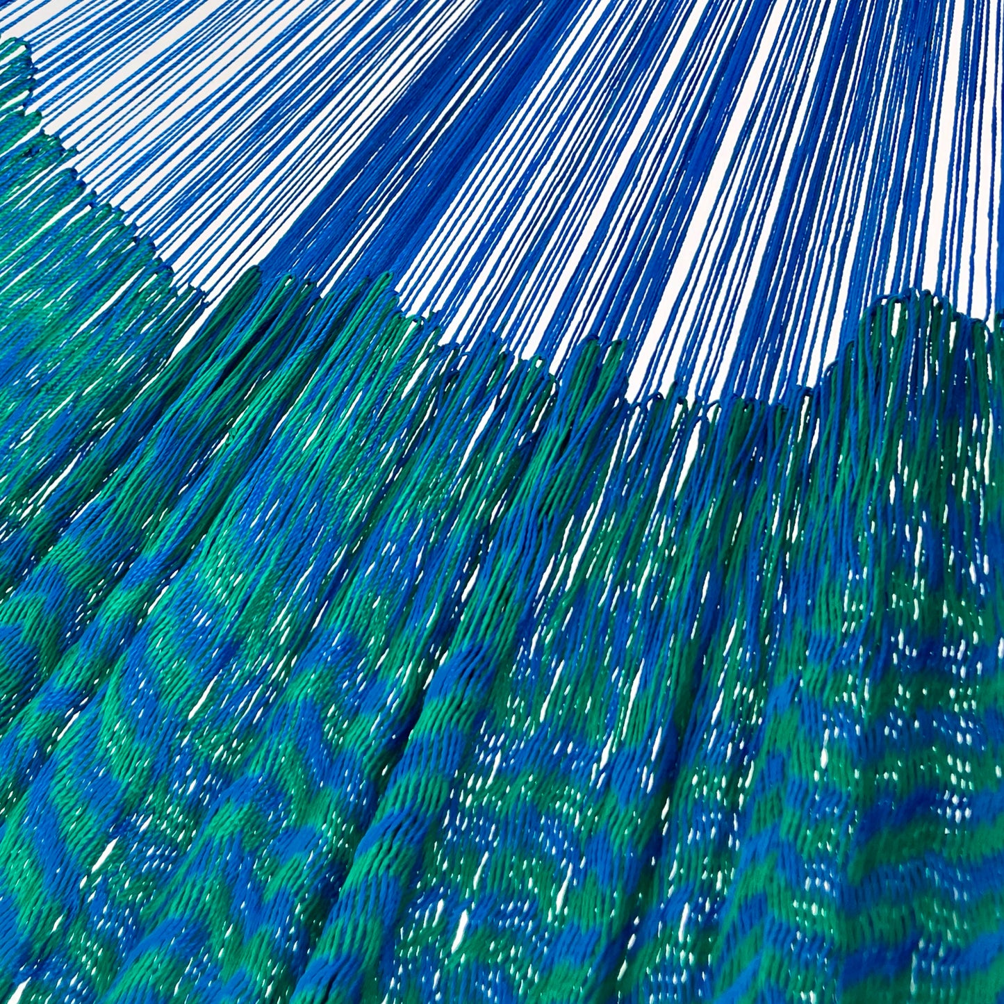 Unión entre cuerpo y brazo de hamaca Yucateca artesanal de nylon hilo 18 color azul