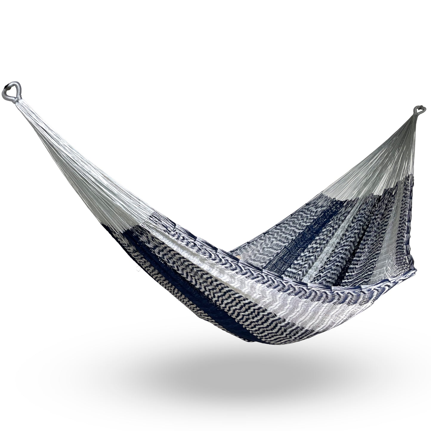 Hamaca Yucateca artesanal de nylon hilo 18 color azul y gris colgada y abierta