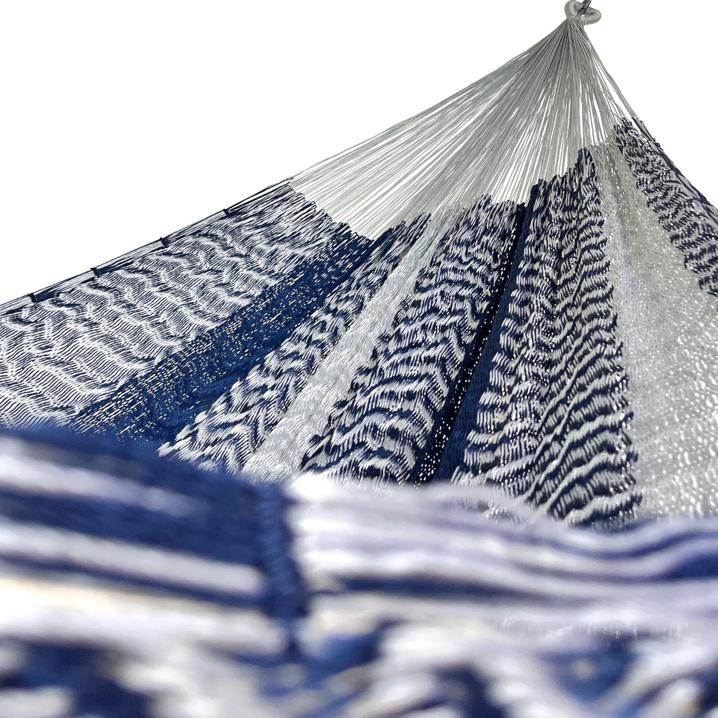 Interior mostrando brazo y tejido de hamaca Yucateca artesanal de nylon hilo 18 color azul y gris