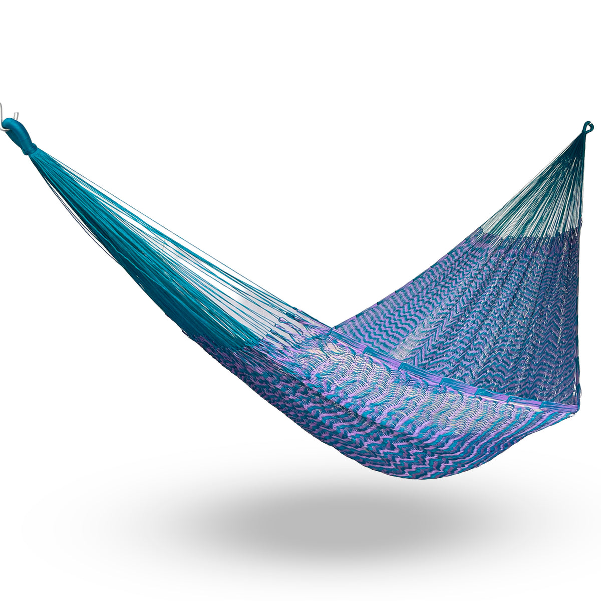 Hamaca Yucateca artesanal de nylon hilo 18 color azul y morado colgada y abierta