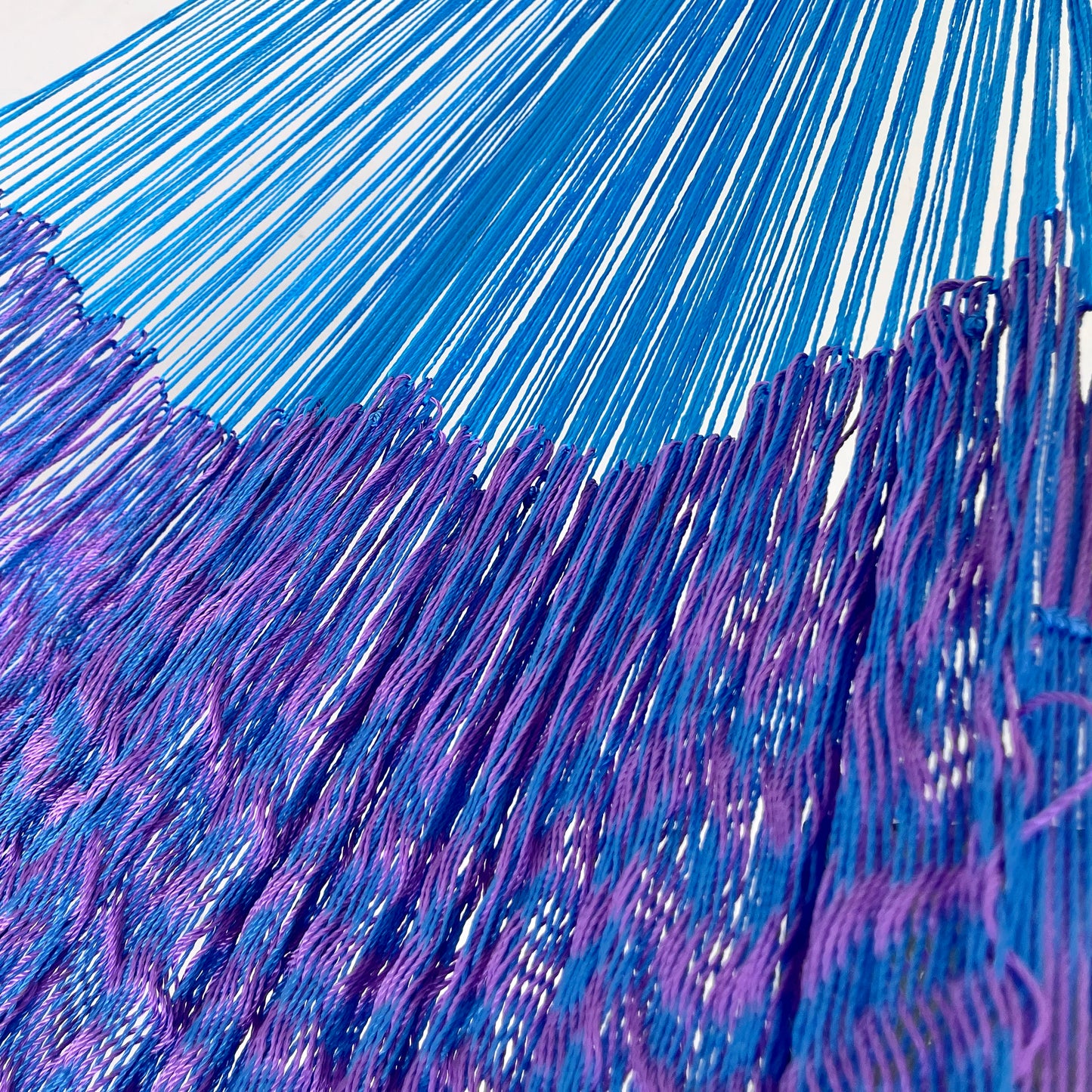 Unión entre cuerpo y brazo de hamaca Yucateca artesanal de nylon hilo 18 color azul y morado
