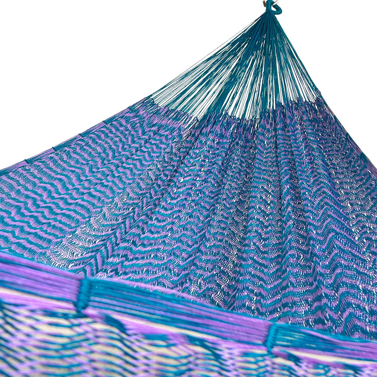 Interior mostrando brazo y tejido de hamaca Yucateca artesanal de nylon hilo 18 color azul y morado