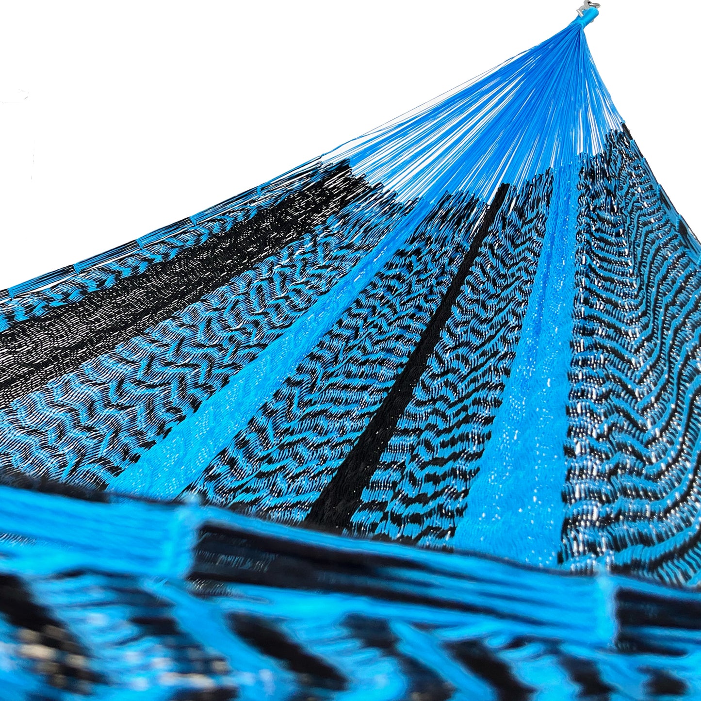 Interior mostrando brazo y tejido de hamaca Yucateca artesanal de nylon hilo 18 color azul y negro