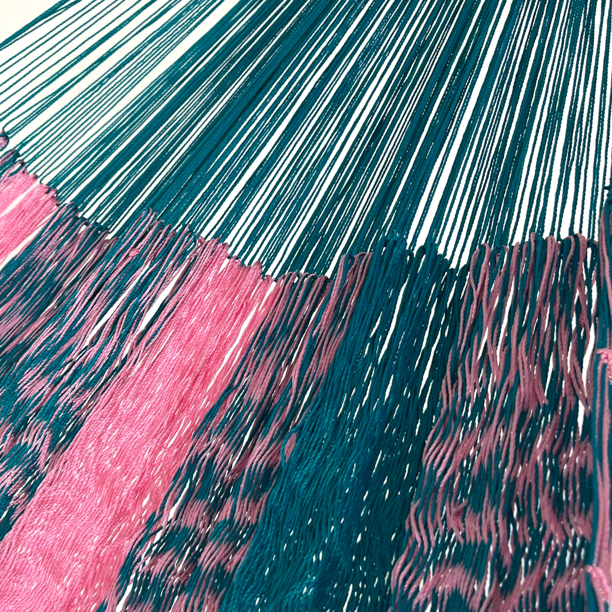 Unión entre cuerpo y brazo de hamaca Yucateca artesanal de nylon hilo 18 color azul y rosa