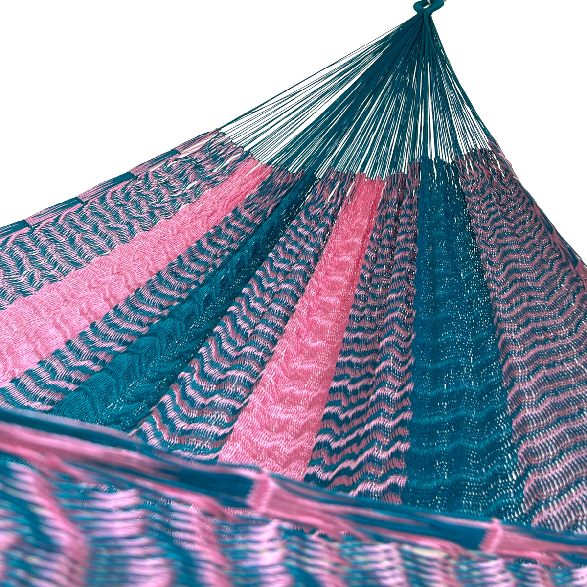 Interior mostrando brazo y tejido de hamaca Yucateca artesanal de nylon hilo 18 color azul y rosa